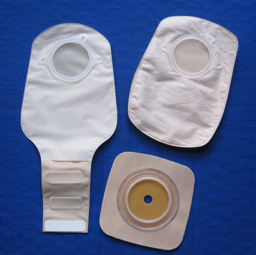 With a two-piece system, the pouches can be separated from the wafer. On the right is a drainable pouch and on the left a closed-end one.